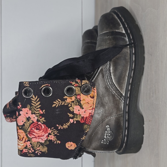 Women's Dr Martens Triumph 1914 Lace Up Ribbon Floral Boots; Size 7 - Picture 2 of 9